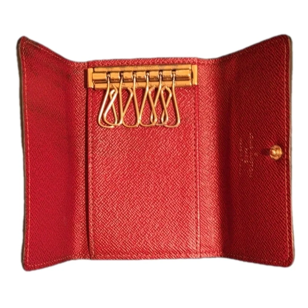 Louis Vuitton Leather Monogram Key Holder w Red interior (EXCELLENT CONDITION)